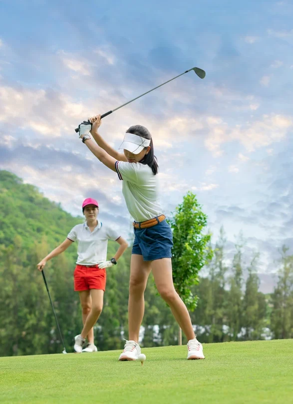 Golfkid mit Flightpartnerin am Abschlag | Bild: iStock.com/af_istocker