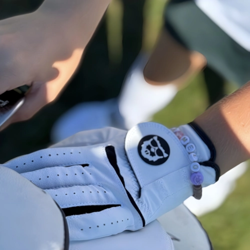 Golfgirl mit Golftrolley und Golfhandschuh Golfgirl mit Golftrolley und Golfhandschuh