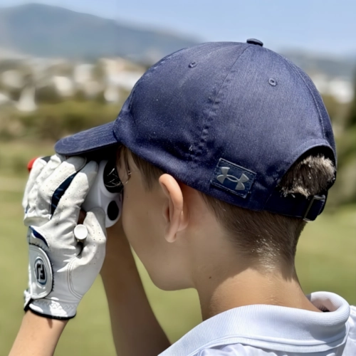 Golfteen misst die Entfernung zur Fahne mit seinem Rangefinder Golfteen misst die Entfernung zur Fahne mit seinem Rangefinder