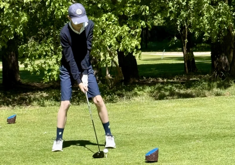 Golfteen am Abschlag schwingt einen Junior Golfschläger: Driver von FLYNN Golf